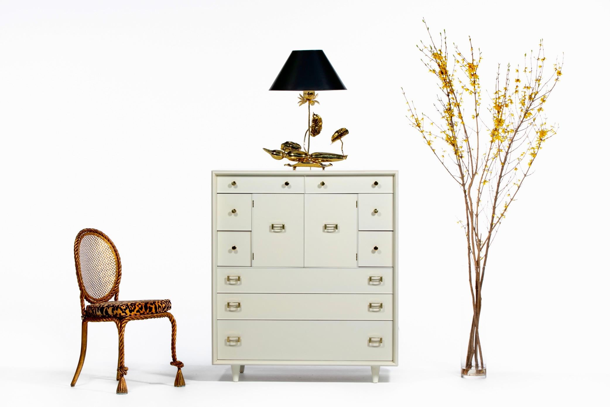 Fraîchement nettoyée et en parfait état après une restauration complète, cette merveilleuse commode à 12 tiroirs de la Collectional Embassy Mid Century Modern vient d'être laquée professionnellement en chocolat blanc avec des ferrures d'origine en