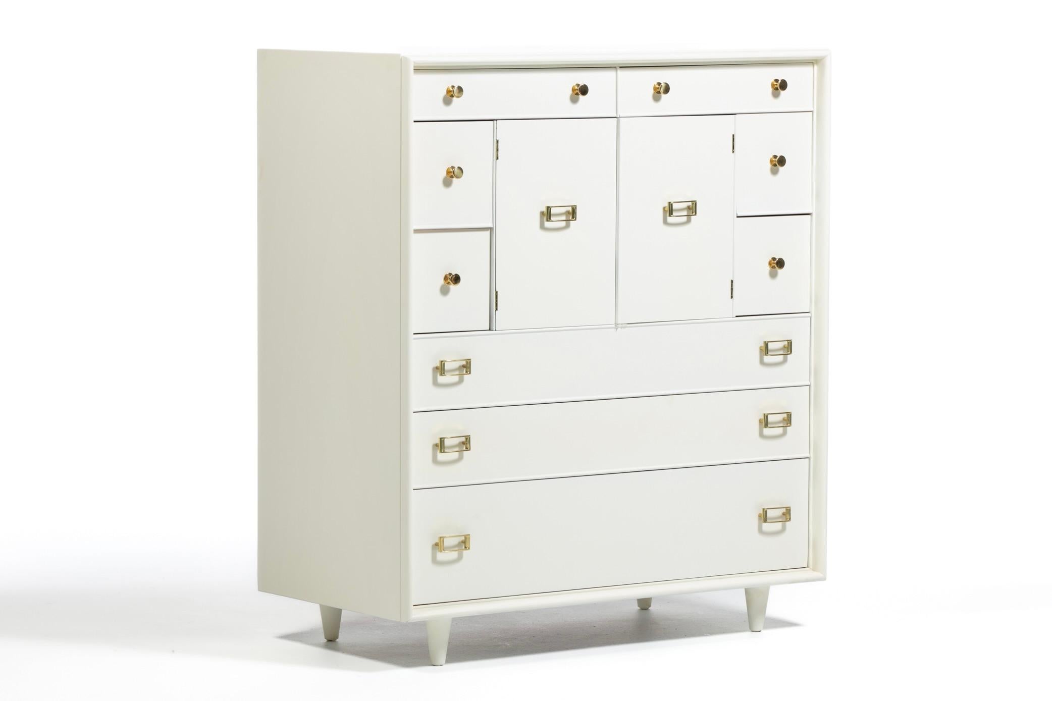 Mid-Century Modern A.I.C. Caisson en laque blanc chocolat avec quincaillerie en laiton C.C. années 1950 en vente