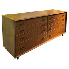 Comò in legno di noce di Paul Frankl con piedini e fibbie in ottone anni '50 'Firmato'