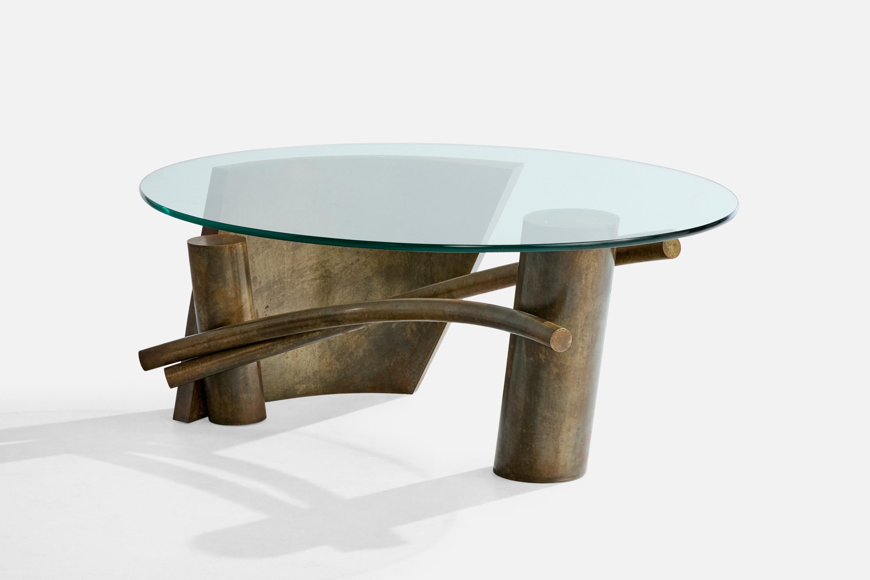 Table basse en bronze patiné et en verre conçue et produite par Paul Freundt, États-Unis, vers les années 2000.

Présence d'oxydation sur le laiton

Usure correspondant à l'âge et à l'usage.

Dimensions globales (pouces) : 17.25 