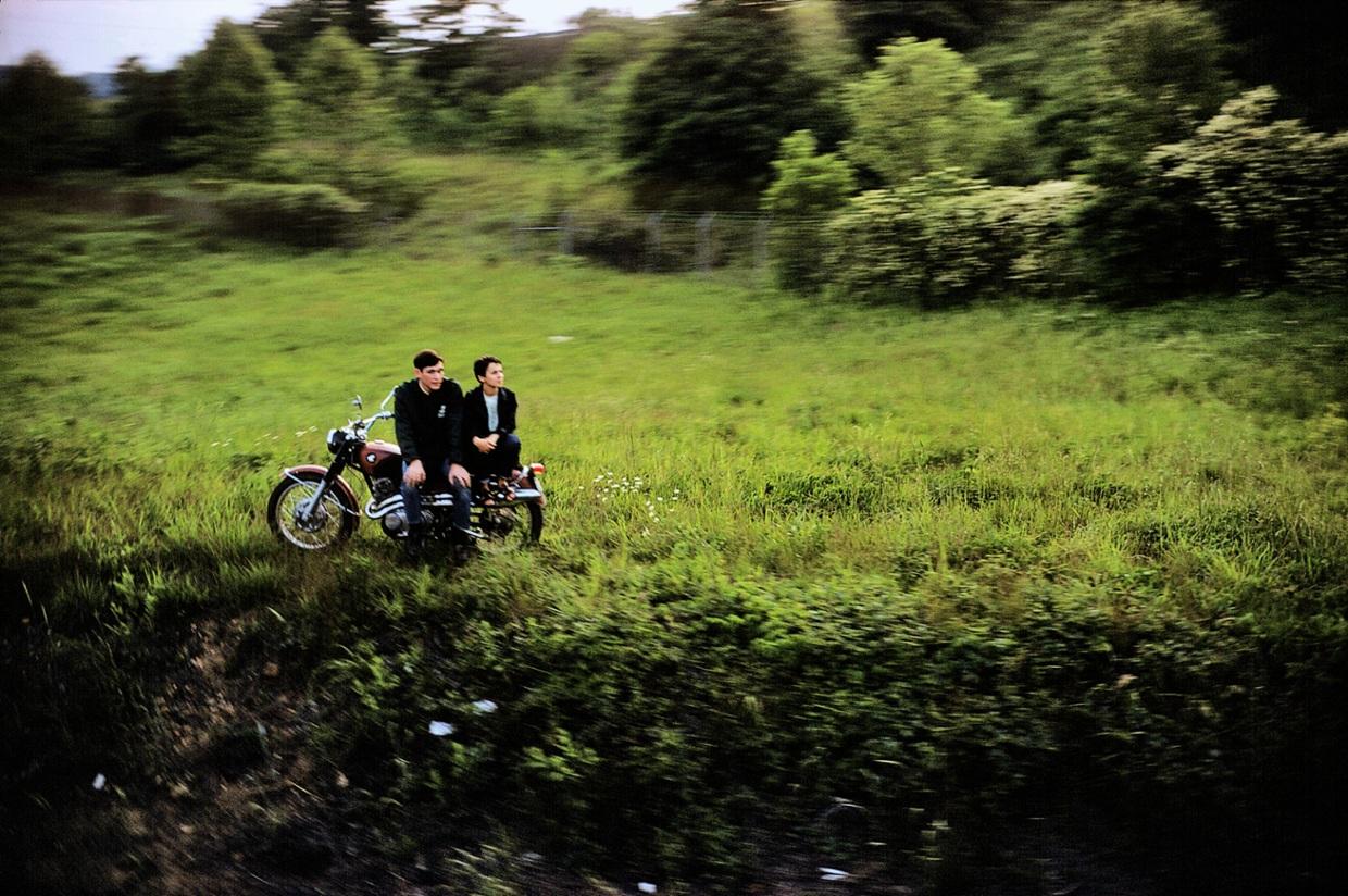 Paul Fusco Color Photograph - Untitled from The RFK Funeral Train