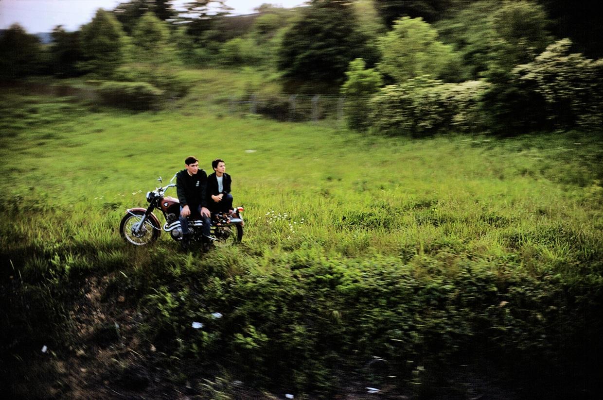 Color Photograph de Paul Fusco - Sin título de El tren funerario RFK