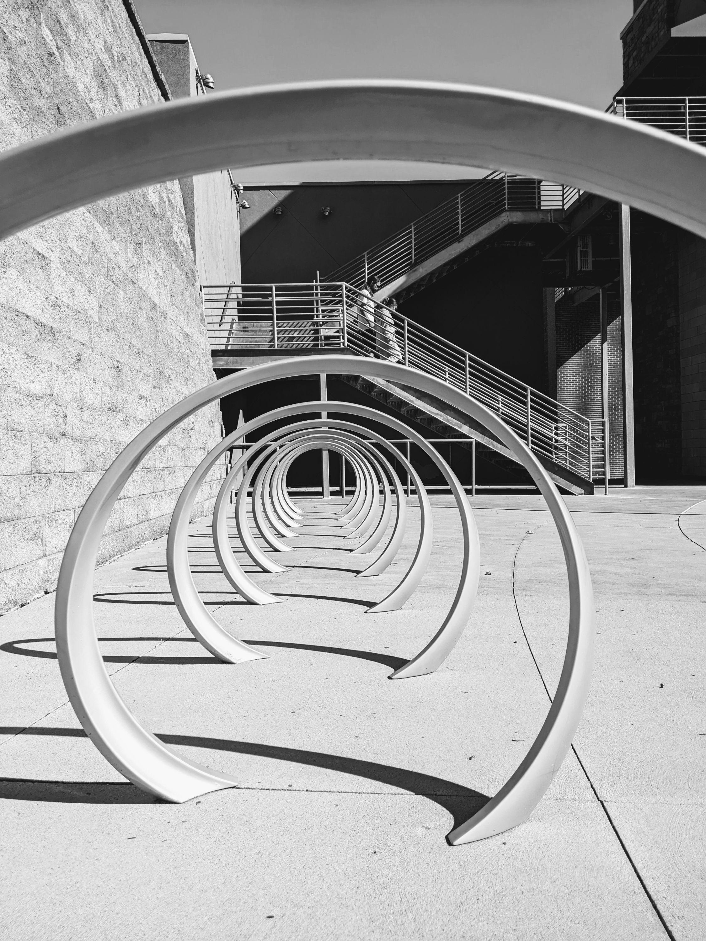 Black and White Photograph Paul Garcellano - Porte-vélos (40% DE RÉDUCTION SUR LE PRIX DE LISTE)