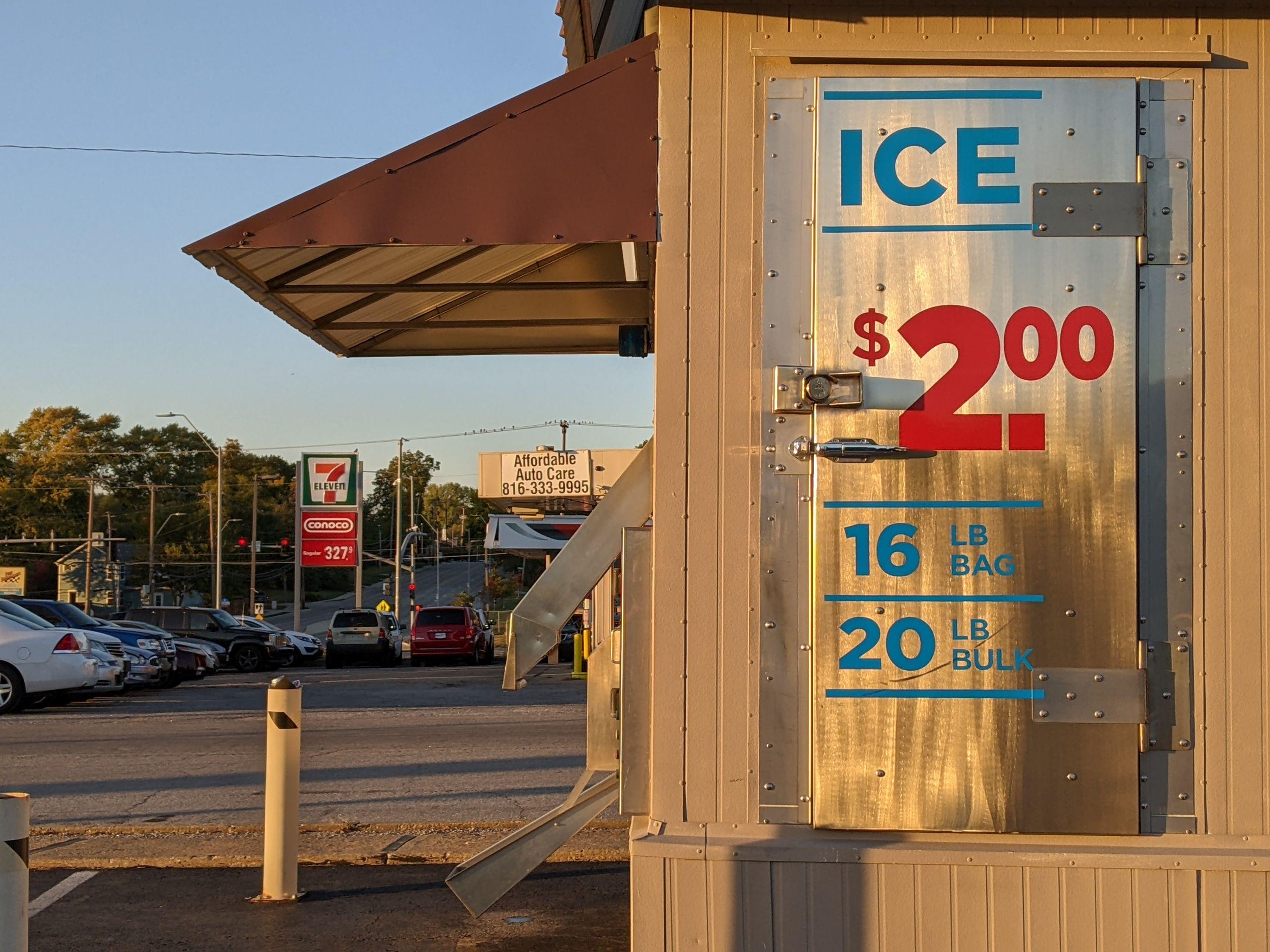 Color Photograph Paul Garcellano - Hutte à glace Wornall 40 % remise sur le prix affiché