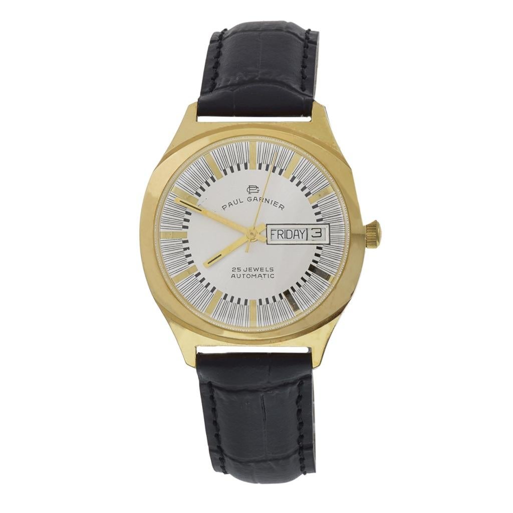 Voici la montre vintage Paul Garnier 1970 Large Round Gold Top Case, une pièce d'horlogerie saisissante qui respire l'élégance et la sophistication intemporelles. Logée dans un généreux boîtier rond en or, cette montre attire l'attention par son