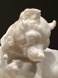 Skulptur eines Hundes aus Carrara-Marmor „Chihuahua“ signiert Paul Gayrard ca. 1835