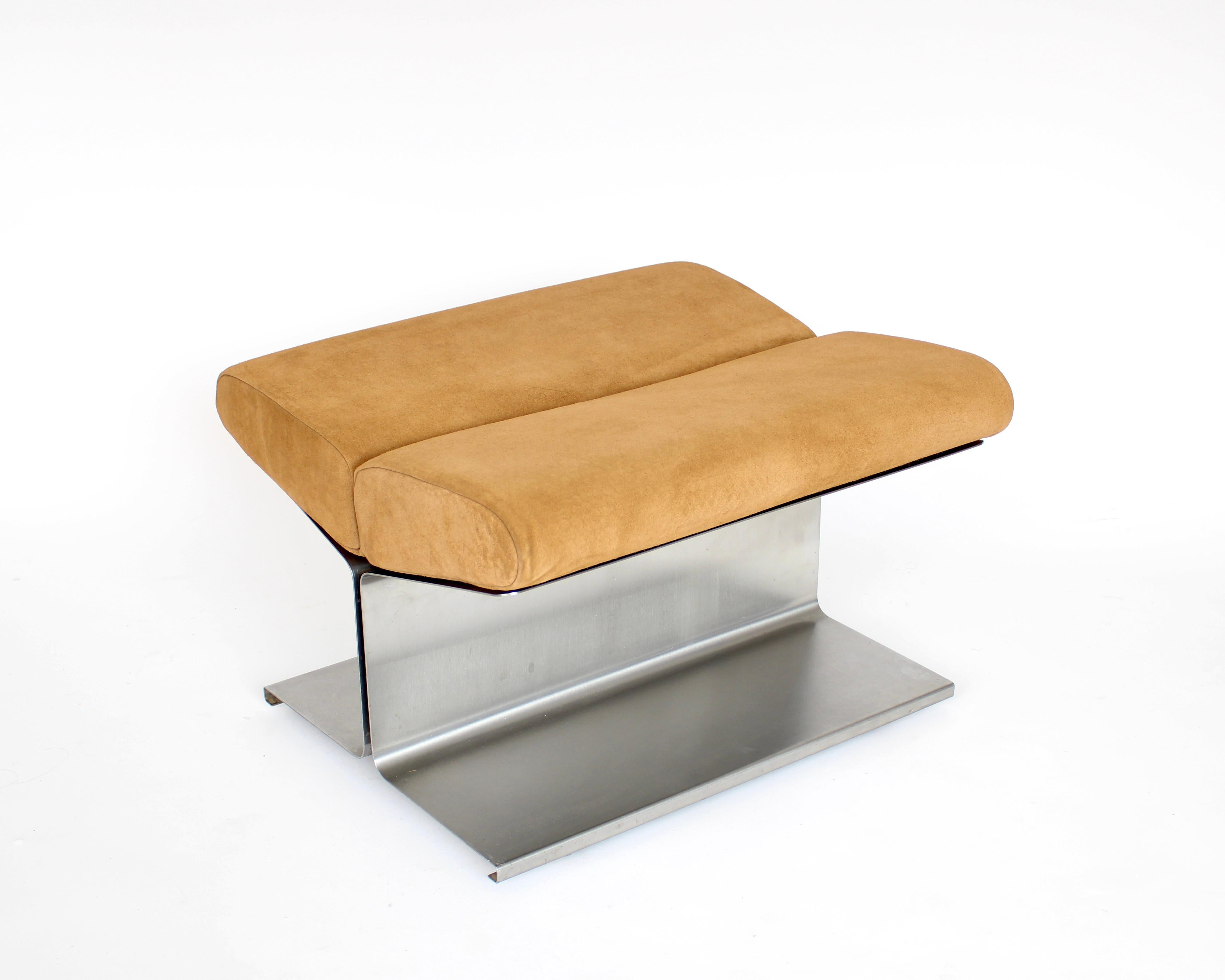 Paul Geoffroys minimalistischer Fußschemel aus Stahl und Wildleder, herausgegeben von Uginox um die !970er Jahre, Frankreich.
Geoffroy wurde 1947 in Limoges, Frankreich, geboren und arbeitete in den 1960er Jahren mit Roche Bobois zusammen, um einige