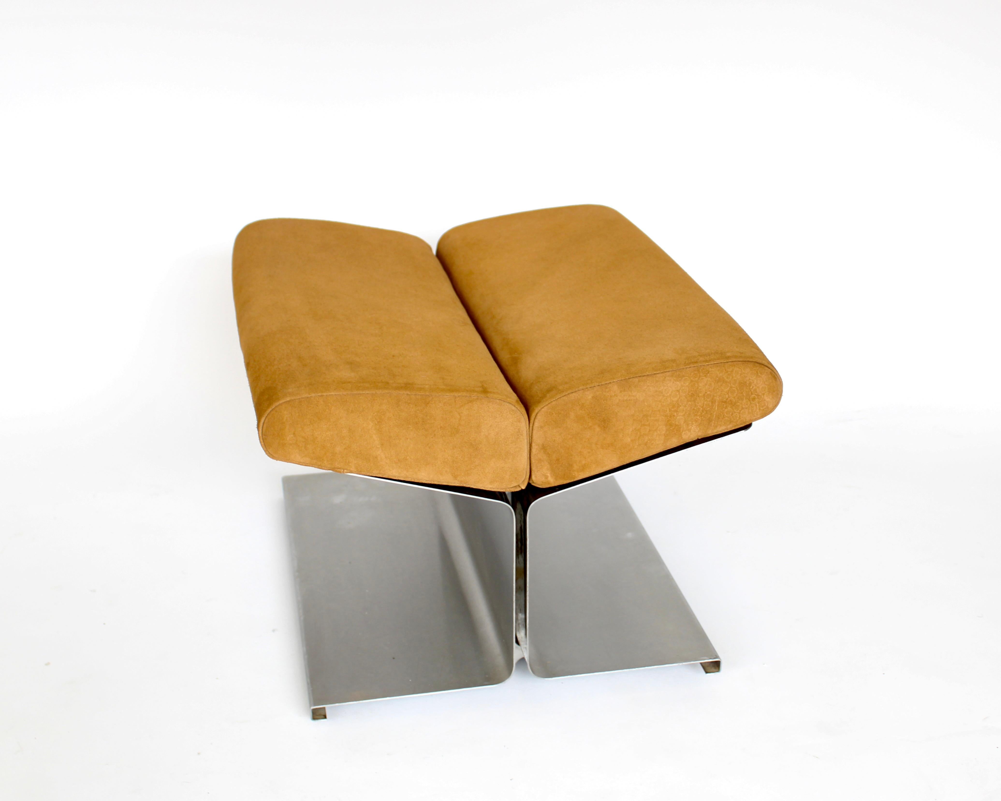 Paul Geoffroy Fußhocker aus Stahl und Wildleder von Uginox Frankreich 1970 (Moderne der Mitte des Jahrhunderts) im Angebot