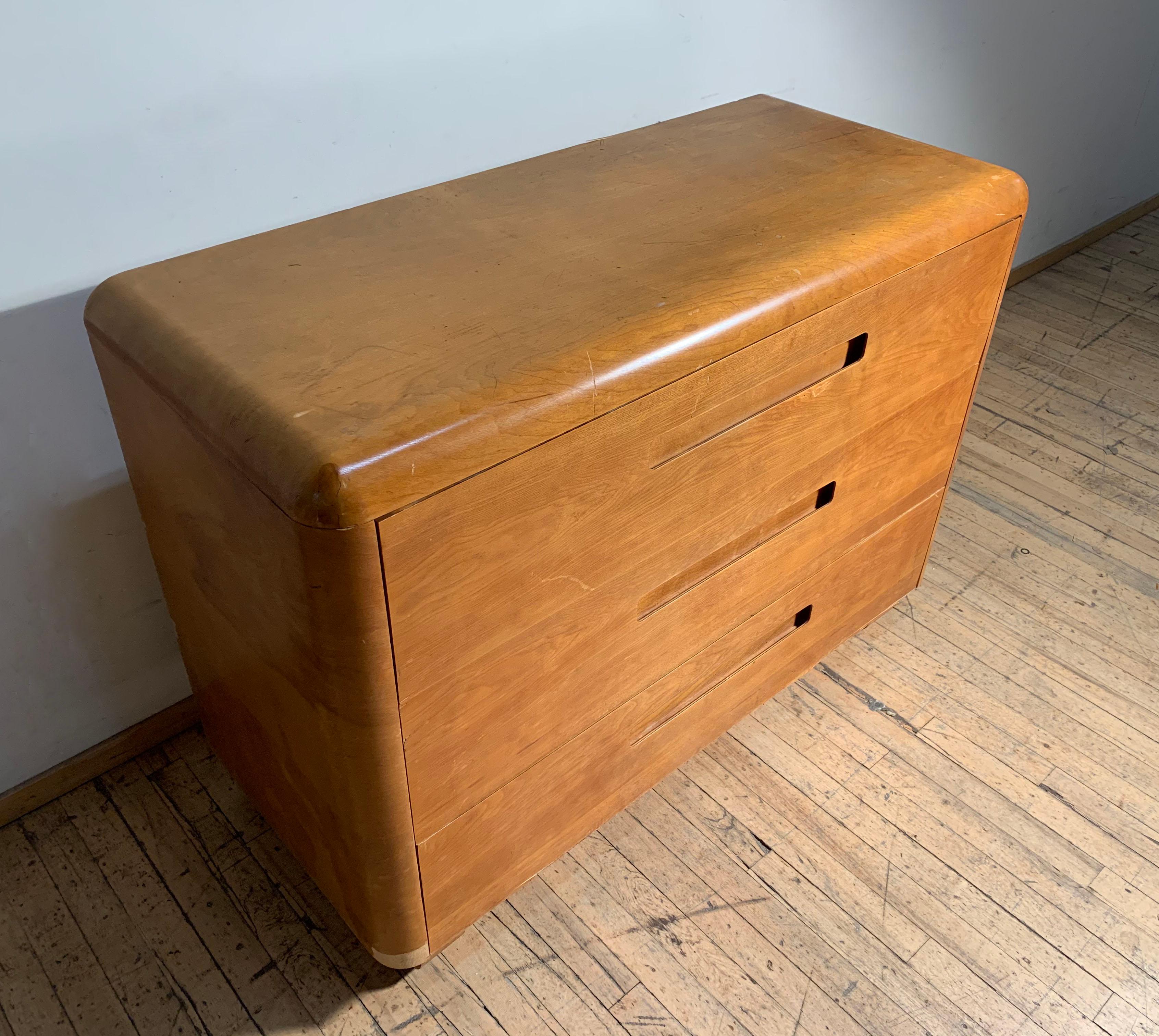 Paul Goldman Plymold / Plycraft Commode. Cet objet a besoin d'être restauré ou peut être utilisé en l'état. Usure de la finition d'origine et écaillage. La finition d'origine est cependant à désirer. Est d'une riche couleur dorée. 

Note : Il se