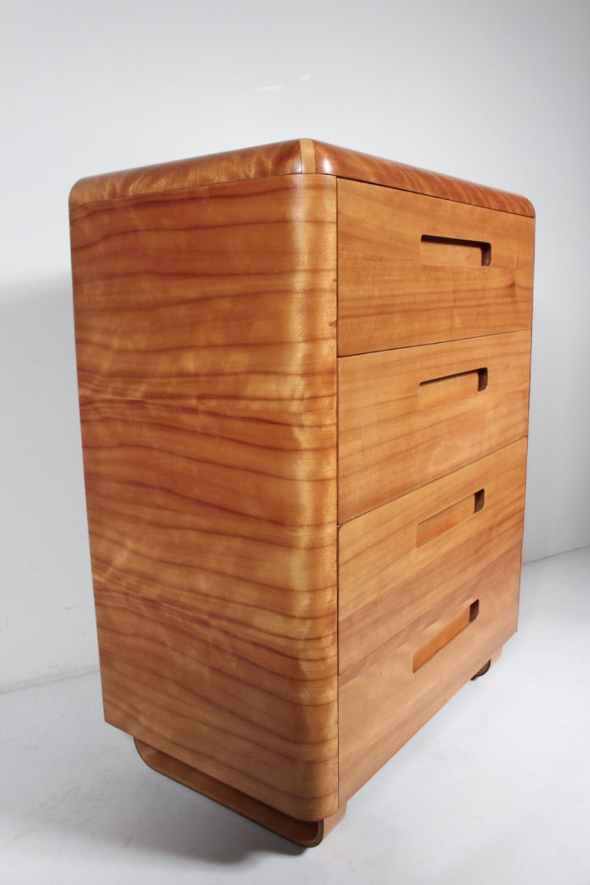 Paul Goodman para Plymodern Furniture Cómoda de cuatro cajones de madera curvada de abedul, años 40 Estadounidense en venta