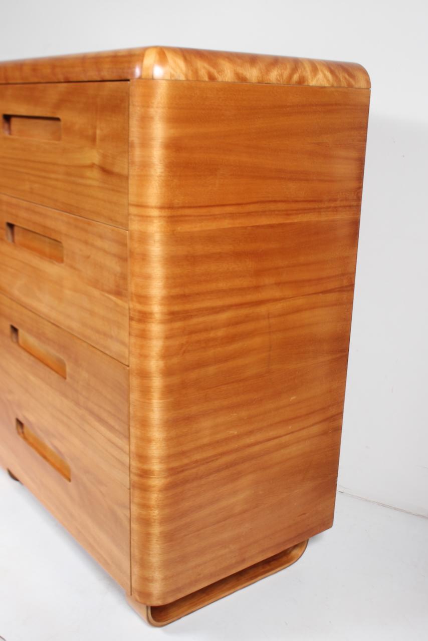 Paul Goodman para Plymodern Furniture Cómoda de cuatro cajones de madera curvada de abedul, años 40 en Bueno estado para la venta en Bainbridge, NY