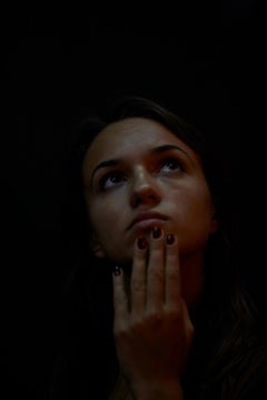 Frau mit Hand am Kinn, 42nd Street