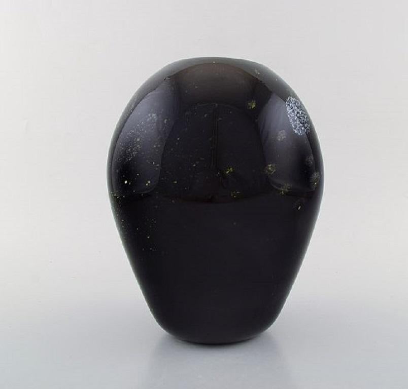 Paul Grähs, own workshop. Unique vase in black mouth-blown art glass with red and yellow decorations. Late 20th century.
Measures: 23 x 18.5 cm.
In very good condition.
Incised signature.
  