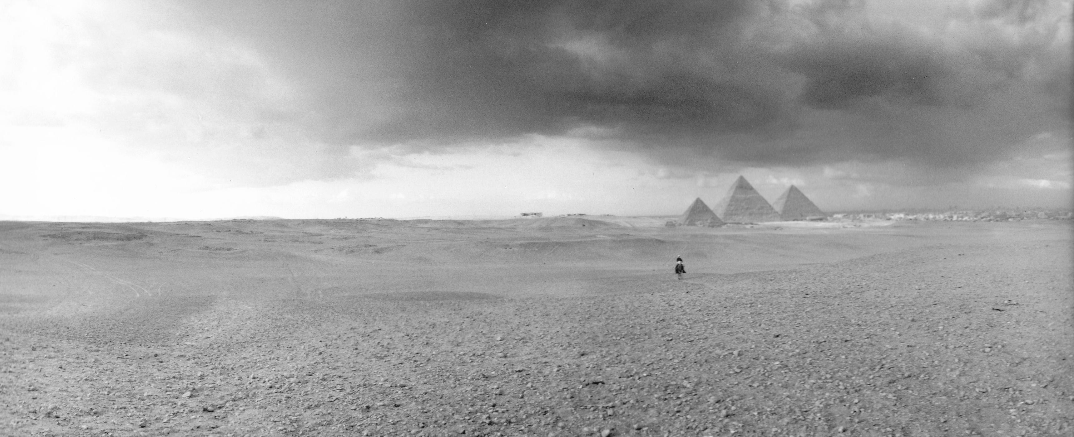 Portrait Photograph Paul Greenberg - Nuages de pluie au-dessus de pyramides, Giza, Égypte