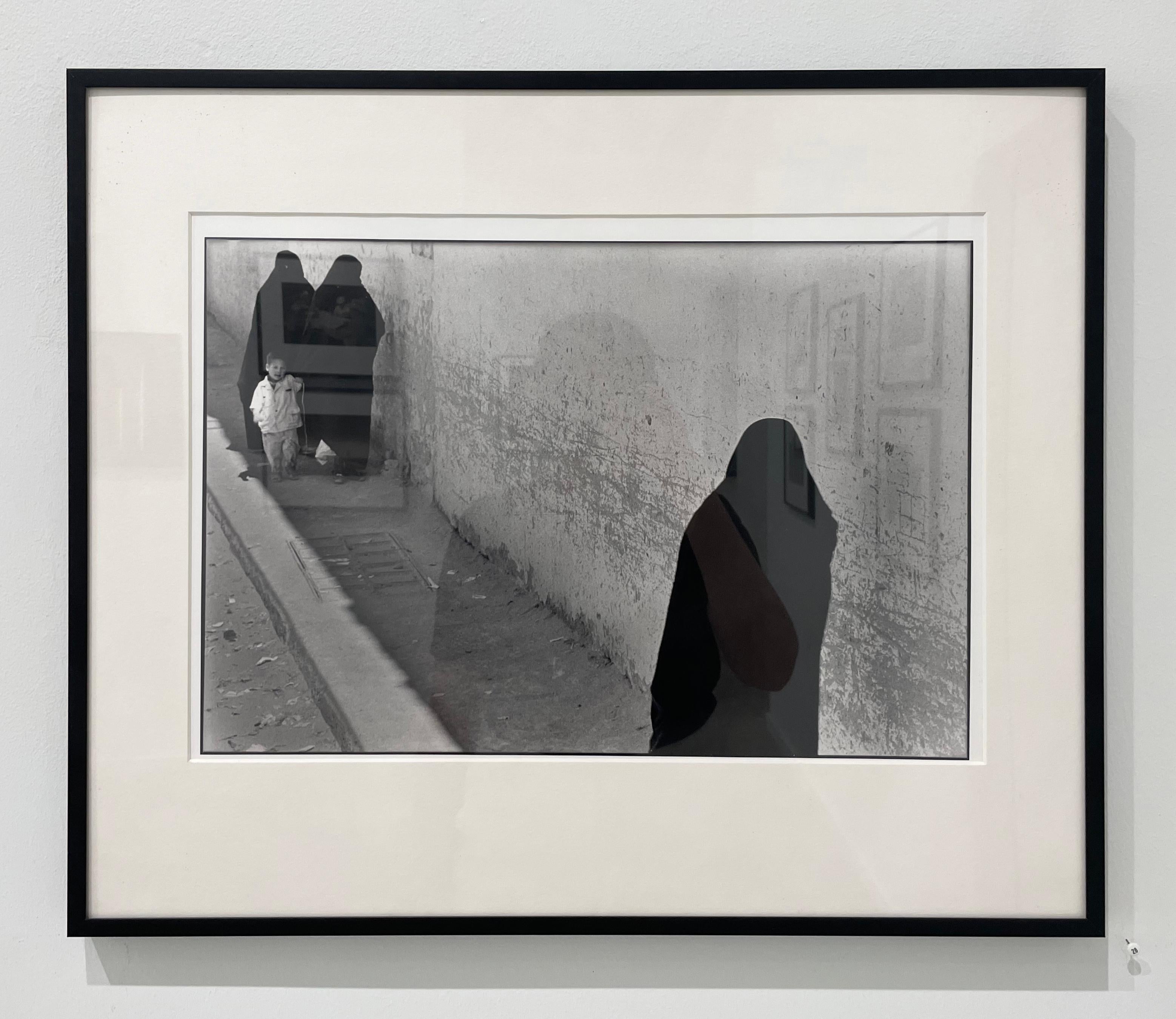 Trois figures en noir - Maroc par Paul Greenberg, 1994, impression à la gélatine argentée en vente 1