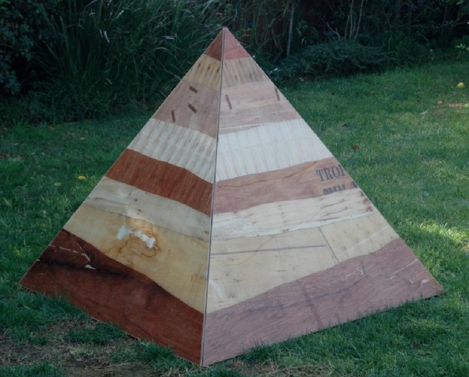 Abstract Sculpture Paul Guillemette - Pyramide de cheminée en soie, sculpture originale en bois de récupération sur pied, 2019