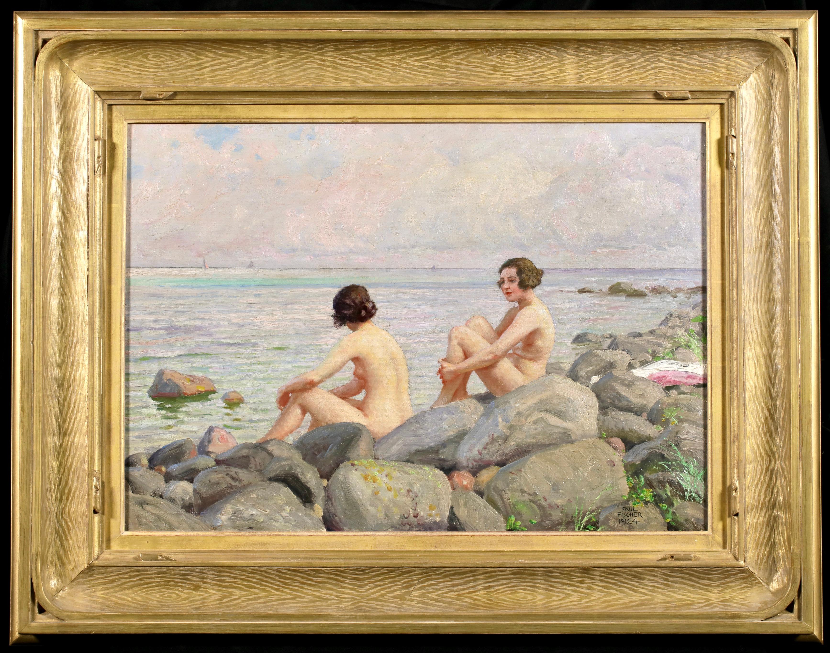 Nudi su tela con paesaggio marino firmati e datati del pittore realista danese Paul Gustave Fischer. L'opera raffigura due giovani donne che fanno il bagno su un litorale roccioso e guardano verso il mare blu.

Firma:
Firmato in basso a destra e