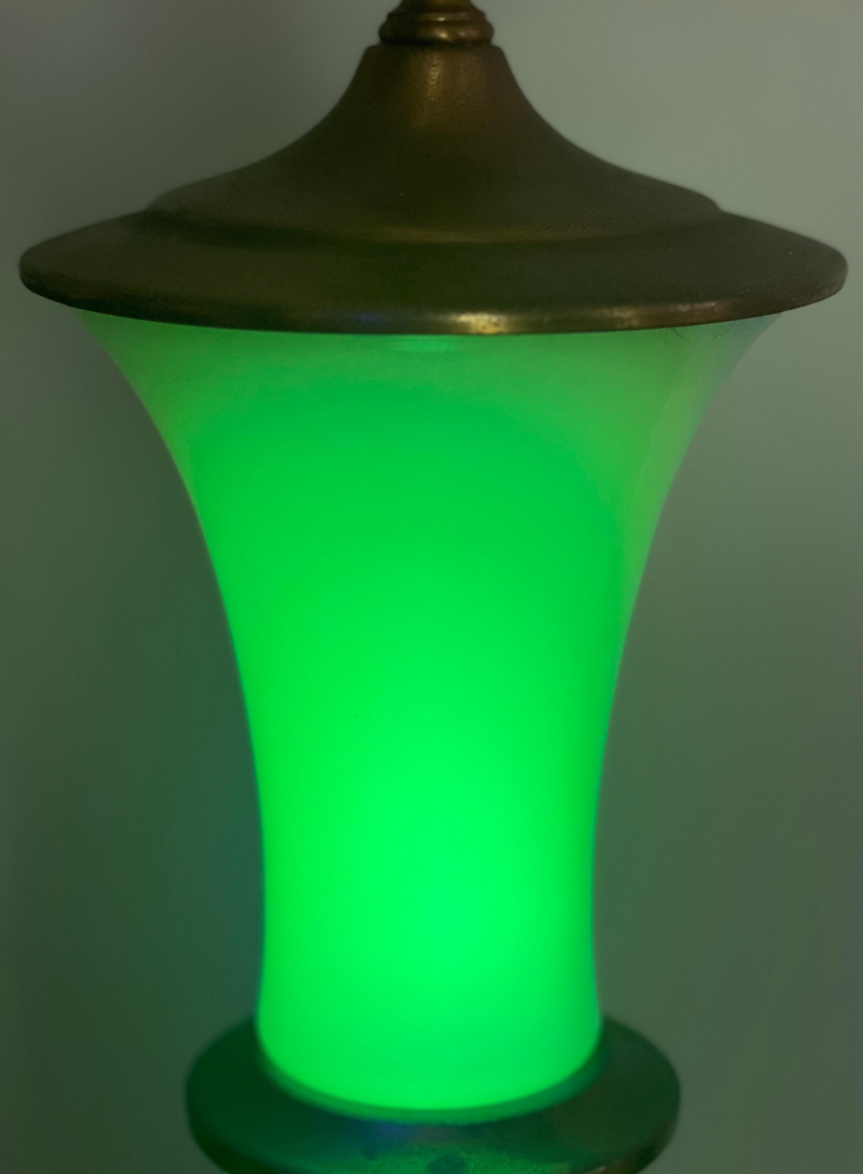 Paar Hollywood-Regency-Lampen aus Bronze mit Vaselineglasbeschlägen von Paul Hansen im Angebot 5