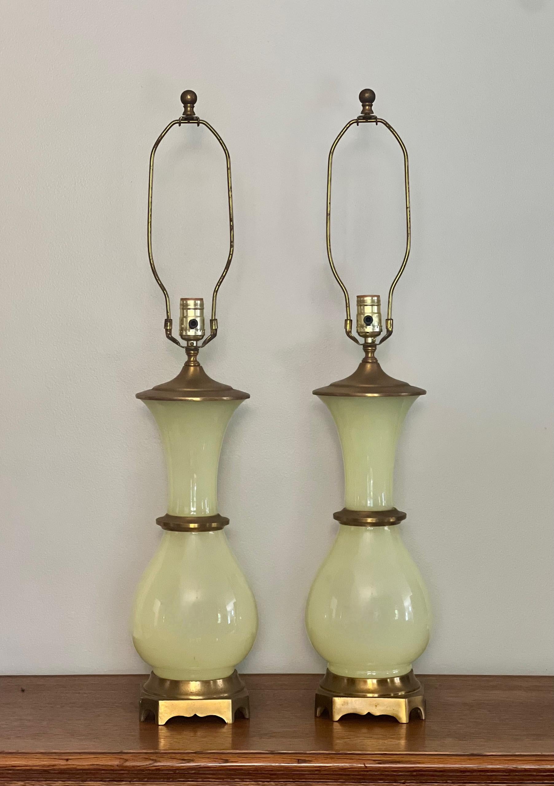 Seltenes und elegantes Paar bronzener Uranglaslampen von Paul Hansen aus der Mitte des Hollywood Regency.  Wunderschöne Lampen mit toller Farbe in sehr gutem Zustand.  Die Lampen sind neu verkabelt worden.  Das Label von Paul Hansen befindet sich