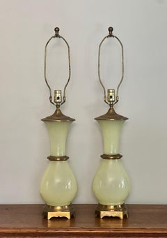 Pareja de lámparas de cristal de vaselina con montura de bronce Hollywood Regency de Paul Hansen