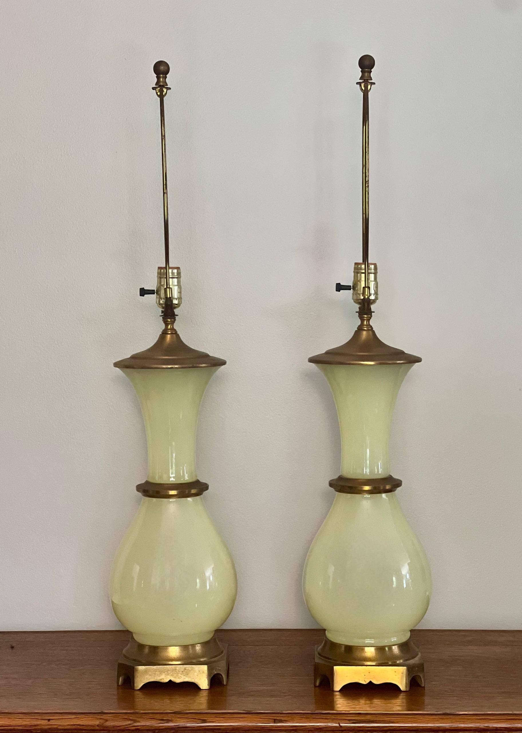 Paar Hollywood-Regency-Lampen aus Bronze mit Vaselineglasbeschlägen von Paul Hansen (Hollywood Regency) im Angebot