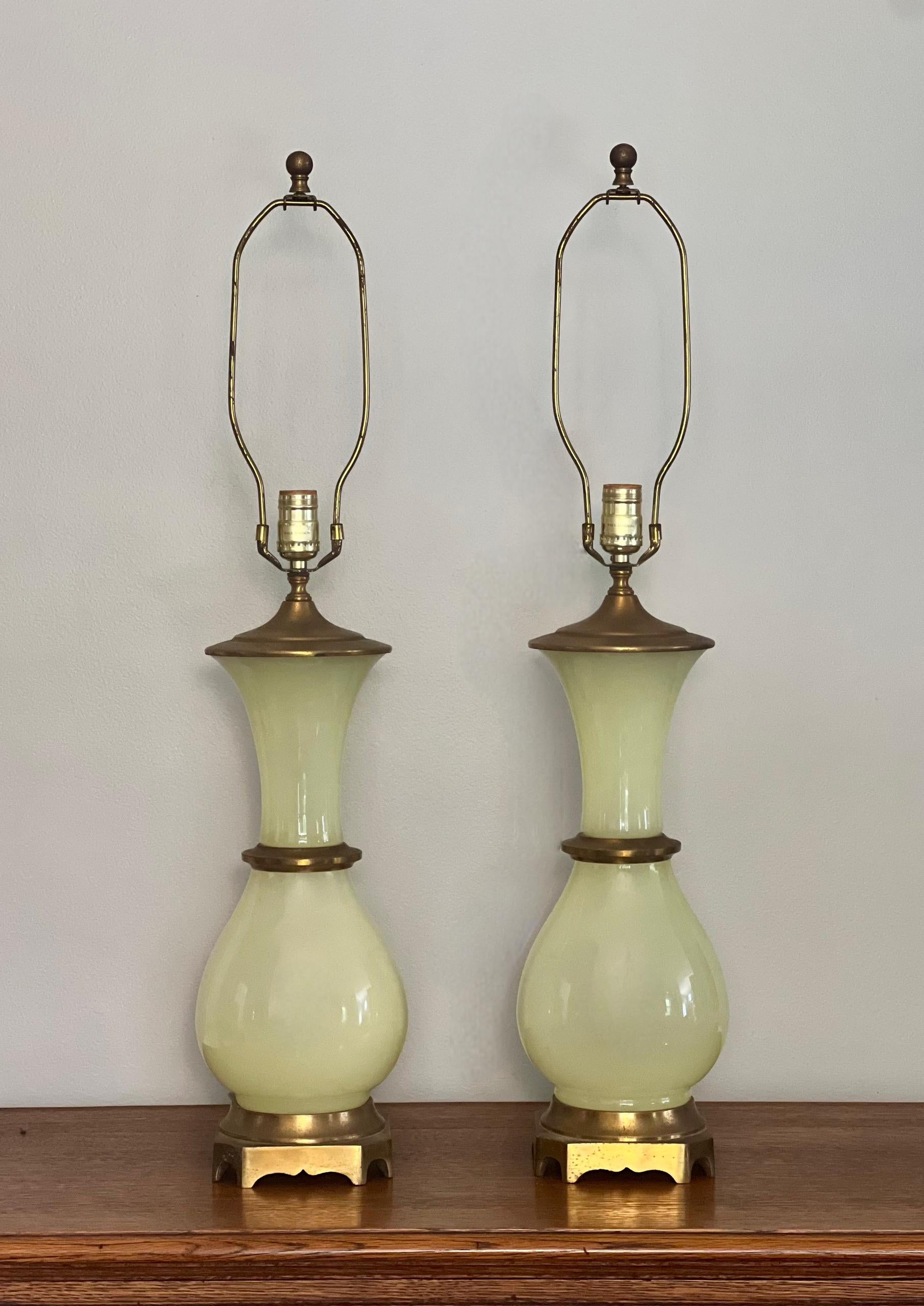 Paar Hollywood-Regency-Lampen aus Bronze mit Vaselineglasbeschlägen von Paul Hansen (amerikanisch) im Angebot