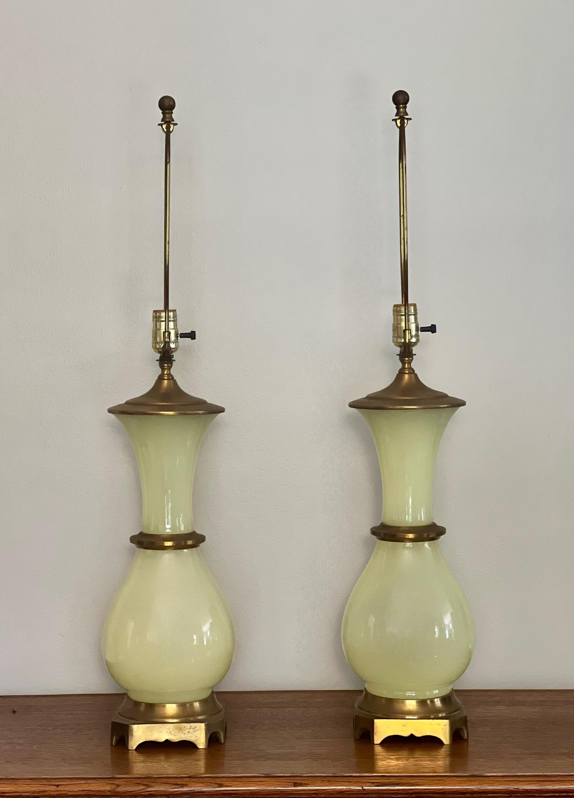 Paar Hollywood-Regency-Lampen aus Bronze mit Vaselineglasbeschlägen von Paul Hansen im Zustand „Gut“ im Angebot in Doylestown, PA