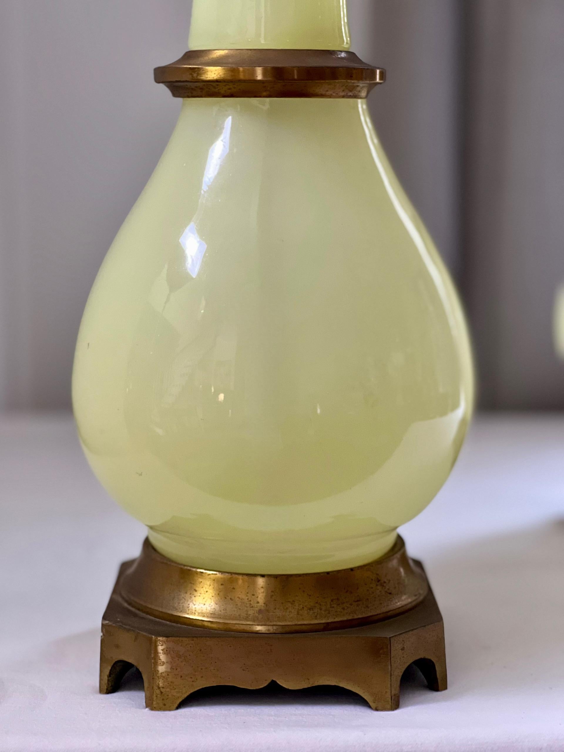 Paar Hollywood-Regency-Lampen aus Bronze mit Vaselineglasbeschlägen von Paul Hansen (20. Jahrhundert) im Angebot