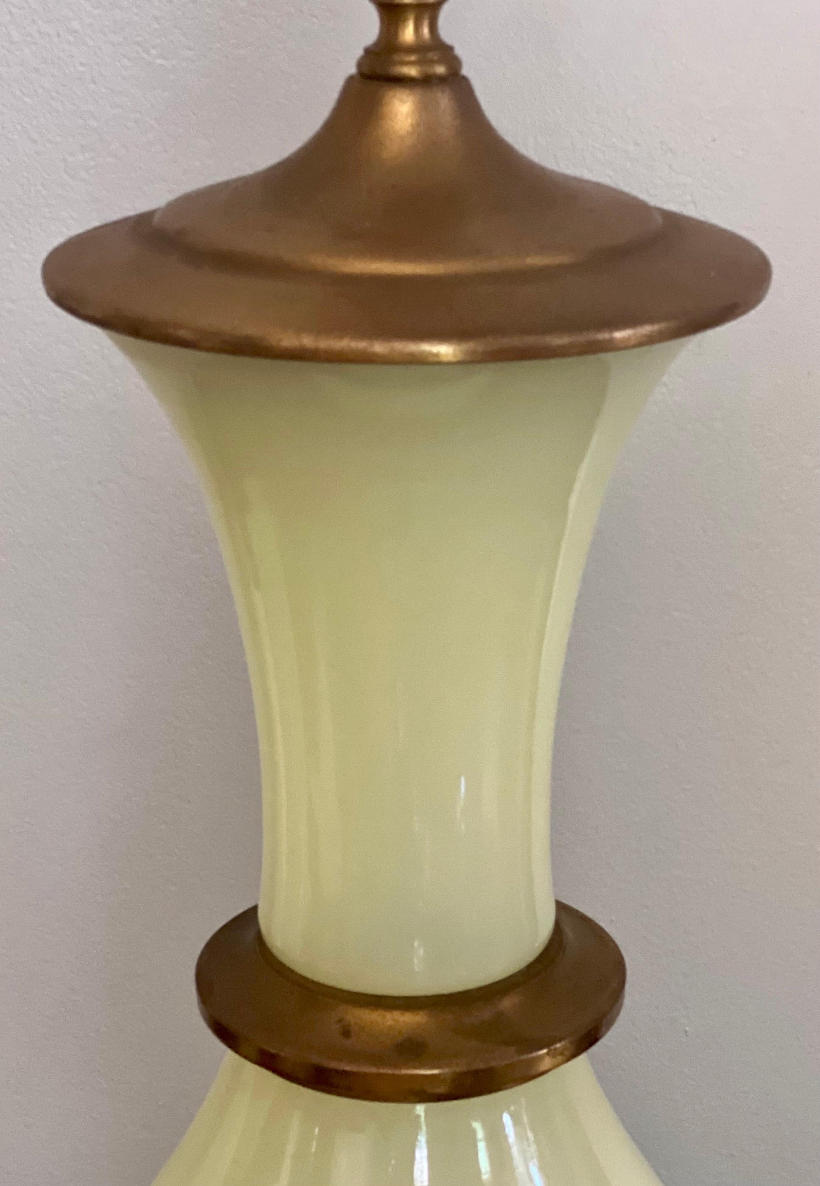 Paar Hollywood-Regency-Lampen aus Bronze mit Vaselineglasbeschlägen von Paul Hansen im Angebot 1
