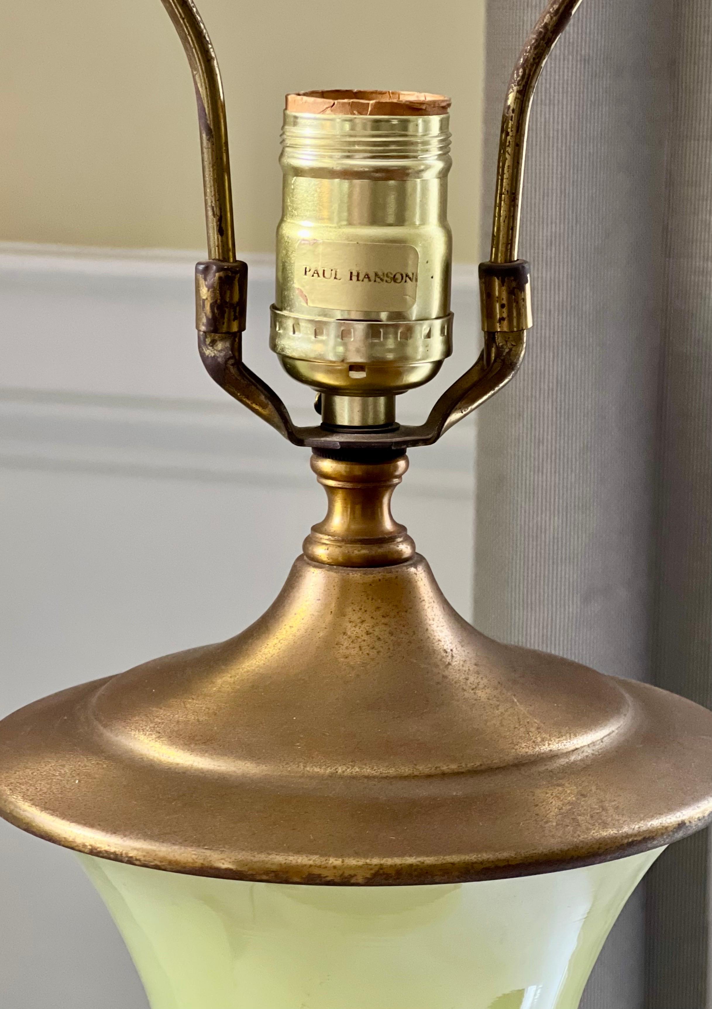 Paar Hollywood-Regency-Lampen aus Bronze mit Vaselineglasbeschlägen von Paul Hansen im Angebot 2