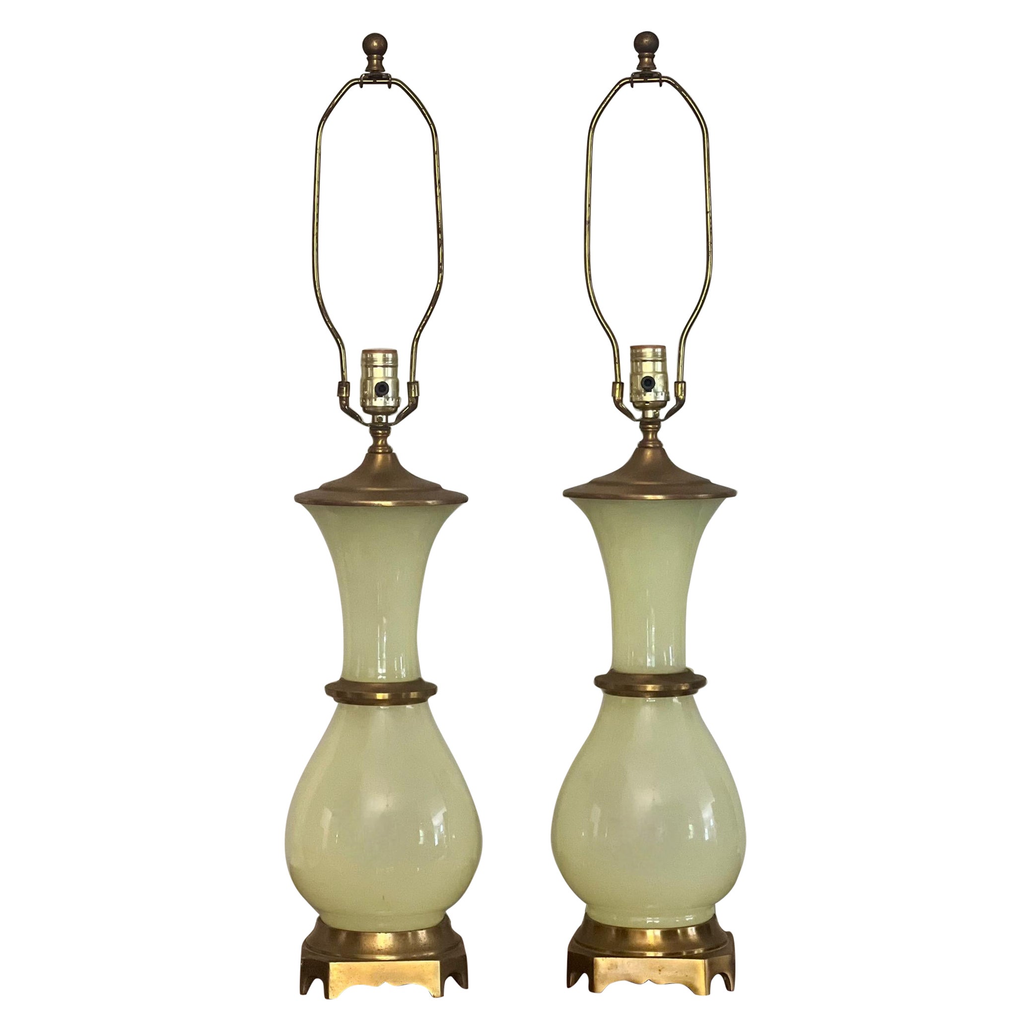 Paul Hansen Hollywood Regency - Lampade in vetro di vaselina montate in bronzo, coppia in vendita