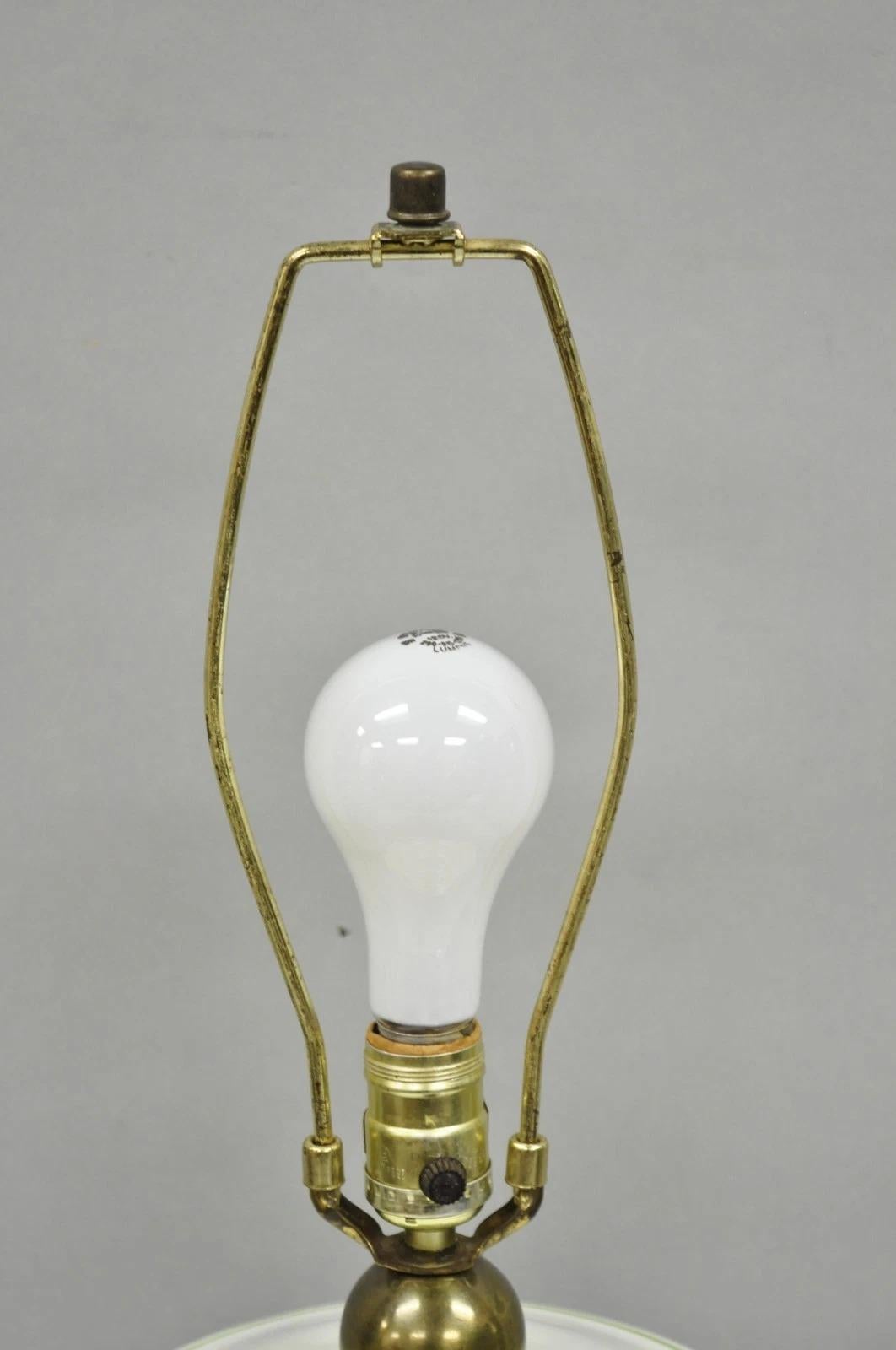 Laiton Lampe de table Paul Hanson en porcelaine, papillon et fleur de jardinière en vente