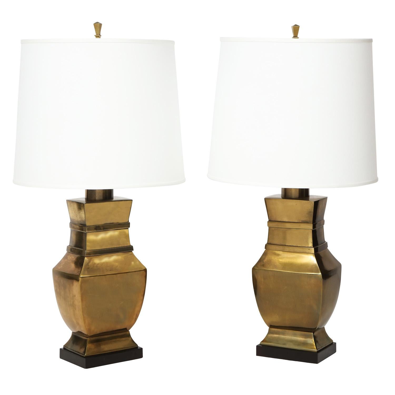 Zwei asiatisch inspirierte neoklassizistische Tischlampen aus Bronze mit ebonisierten Sockeln von Paul Hanson, USA, 1950er Jahre. Diese Lampen sind schön proportioniert und sehr elegant.

Durchmesser des Lampenschirms: 16 Zoll
Höhe des Schirms: