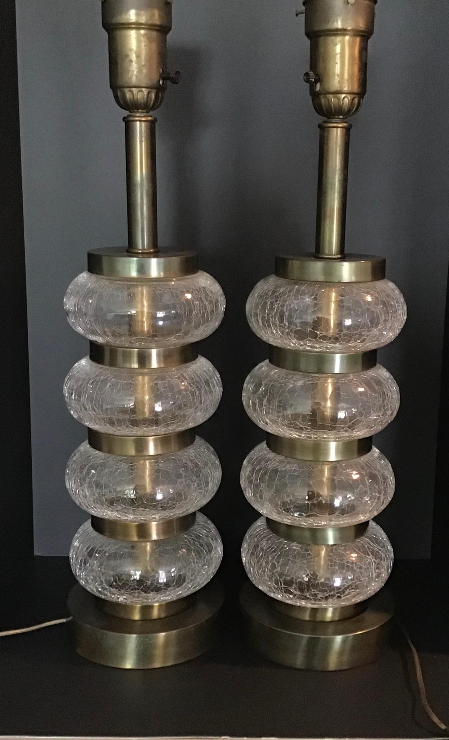 Tolles originales Lampenpaar der Paul Hanson Lighting Company aus den 1950er Jahren. Die Lampen sind alle original, einschließlich der Beschläge und Schirmauflagen. Das Glas strahlt, wenn das Licht auf das Craquelé-Design trifft. Die Glasflächen