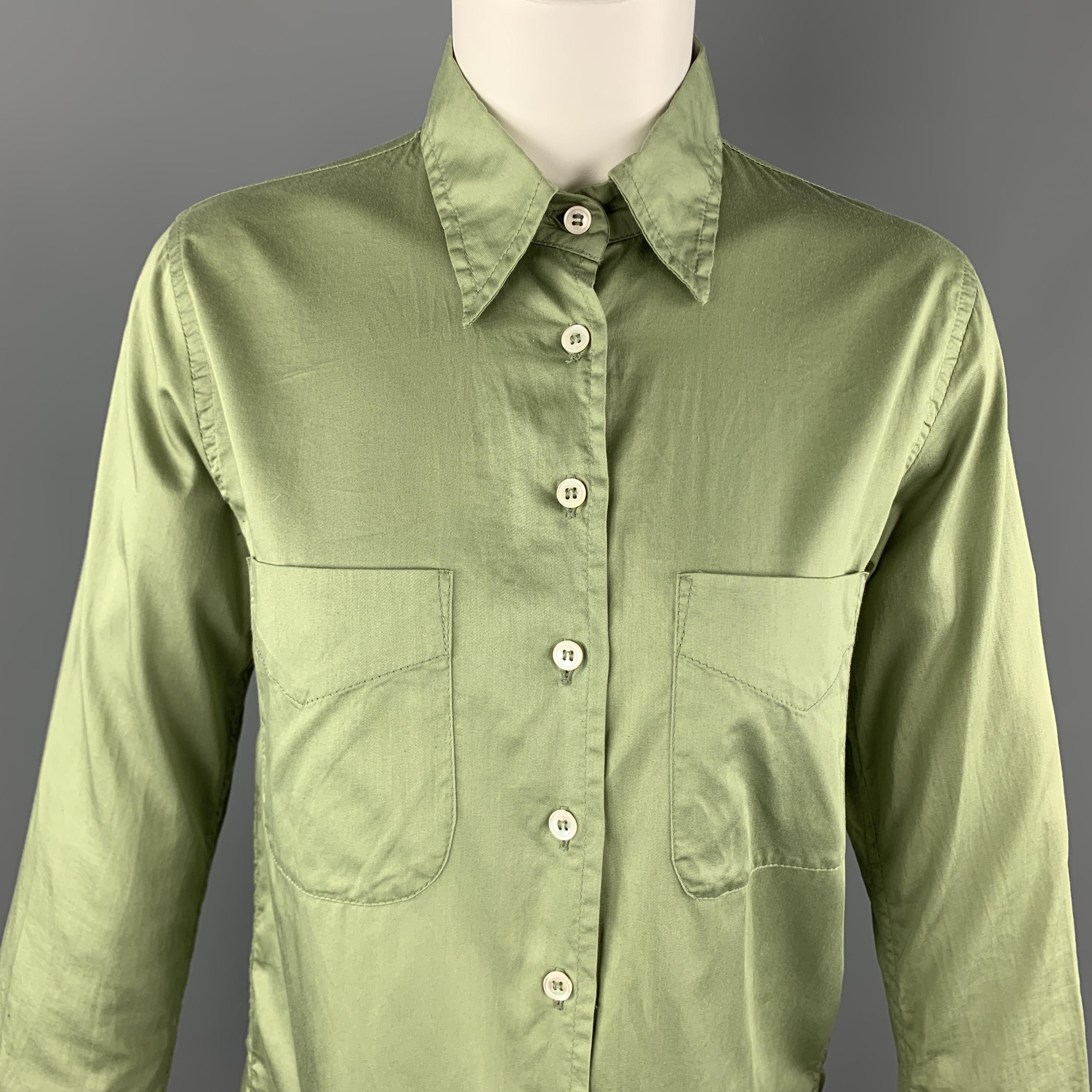 PAUL HARNDEN shirt comes in green cotton poplin with a pointed collar, and patch breast pockets.  Handmade in Scotland.

Very Good Pre-Owned Condition.
Marked: S

Measurements:

Shoulder: 16 in.
Bust: 36 in.
Sleeve: 22 in.
Length: 24 in.