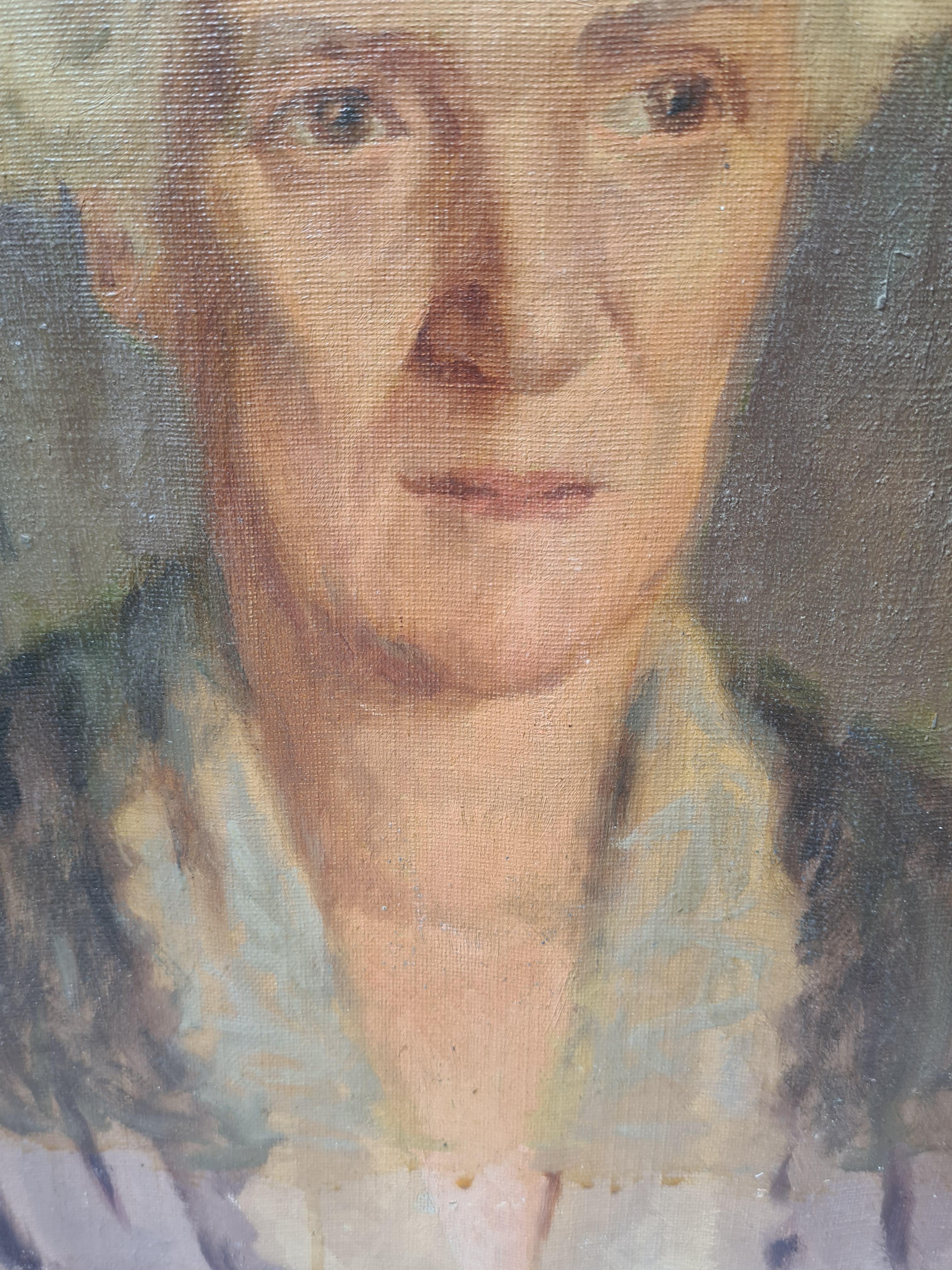 Ritratto a olio degli anni '20 di una signora di qualità realizzato da Paul Hercule Hogg. Il dipinto è firmato in basso a destra ed è rassegnato e annotato sul retro del pannello. Il dipinto è stato verniciato solo nella parte centrale, il che crea