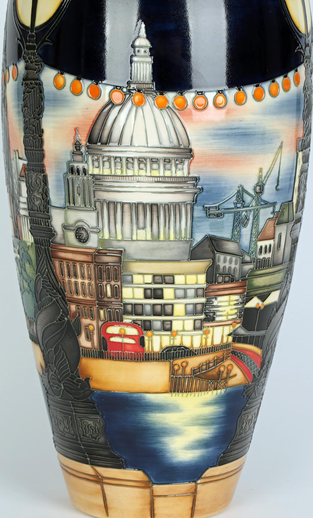 Paul Hilditch Moorcroft, limitierte Auflage, Londoner Architektur-Riverlandschaft, Vase  im Angebot 5