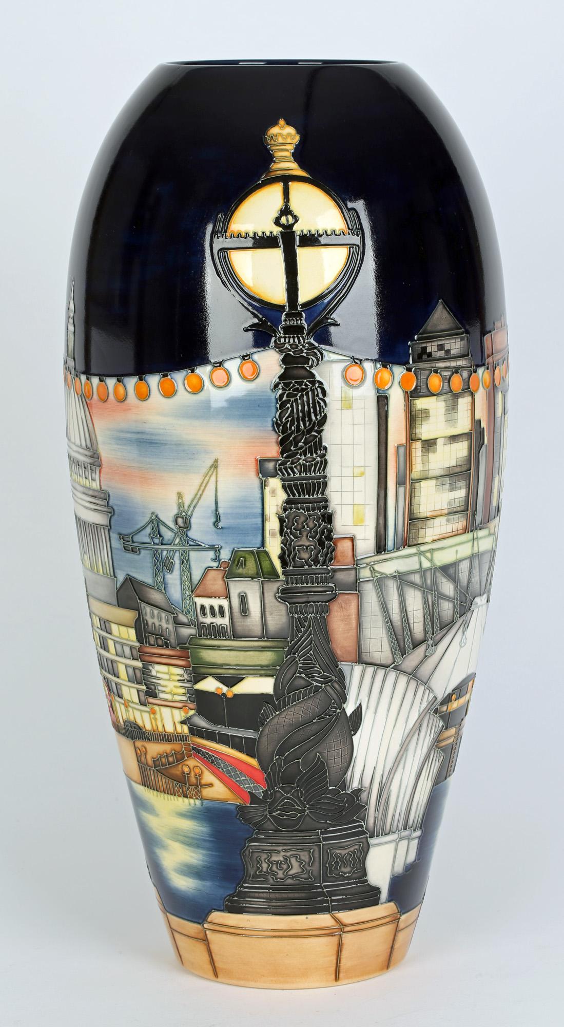 Vase London Architectural Riverscape en édition limitée de Paul Hilditch Moorcroft  en vente 7