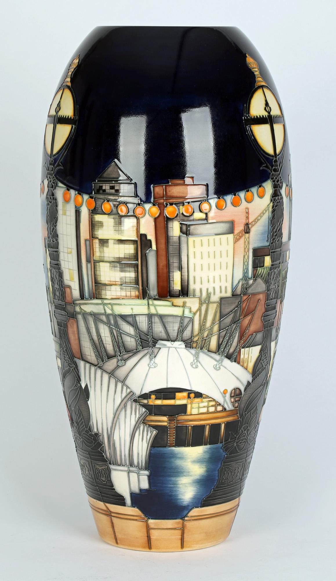 Moderne Vase London Architectural Riverscape en édition limitée de Paul Hilditch Moorcroft  en vente