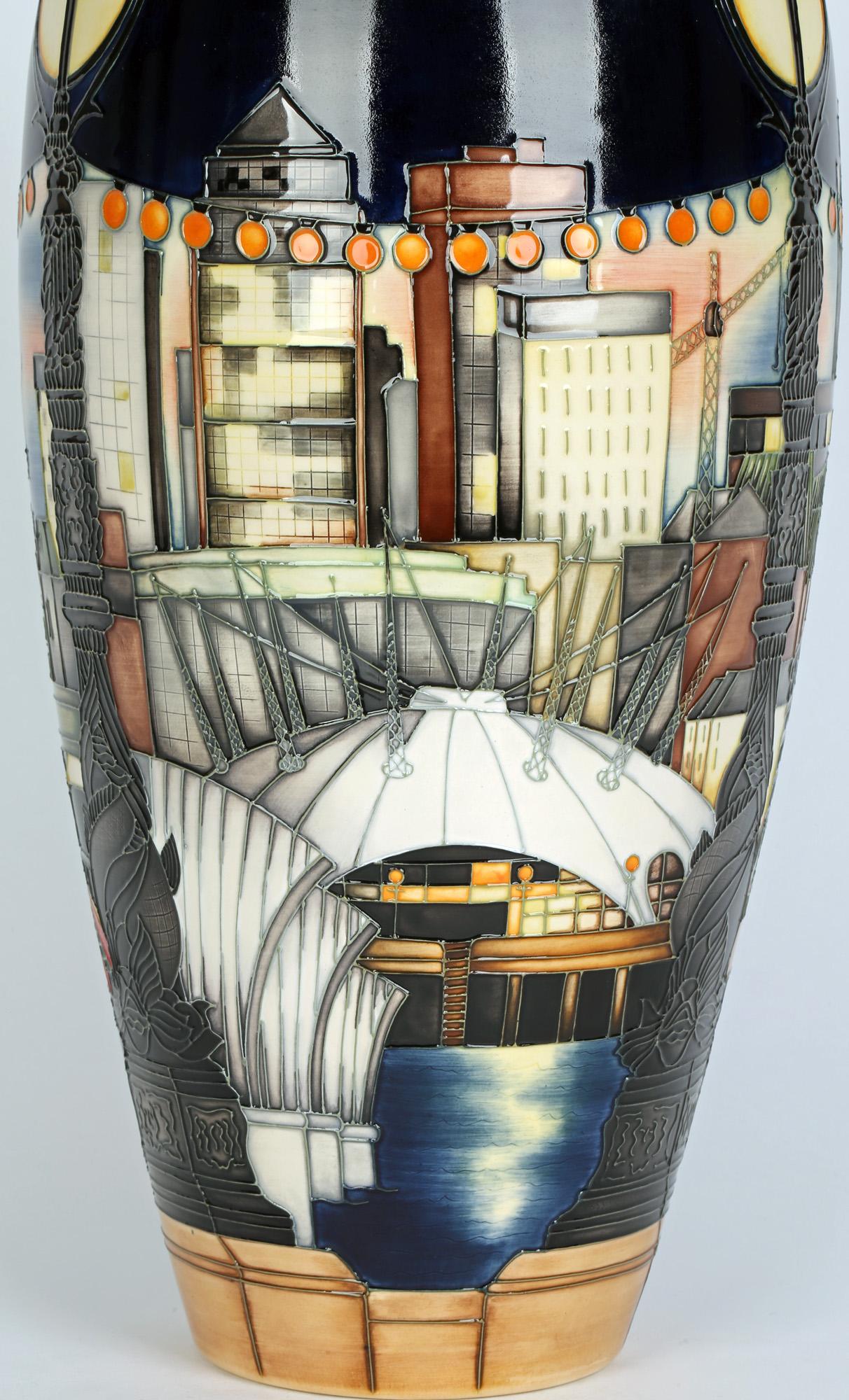 Anglais Vase London Architectural Riverscape en édition limitée de Paul Hilditch Moorcroft  en vente