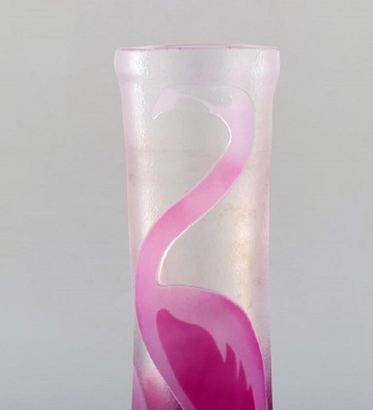 Paul Hoff für Kosta Boda. Vase aus Kunstglas mit einem rosa Flamingo. Schwedisches Design, Ende des 20. Jahrhunderts.
Maße: 27.5 x 9,5 cm.
In sehr gutem Zustand.