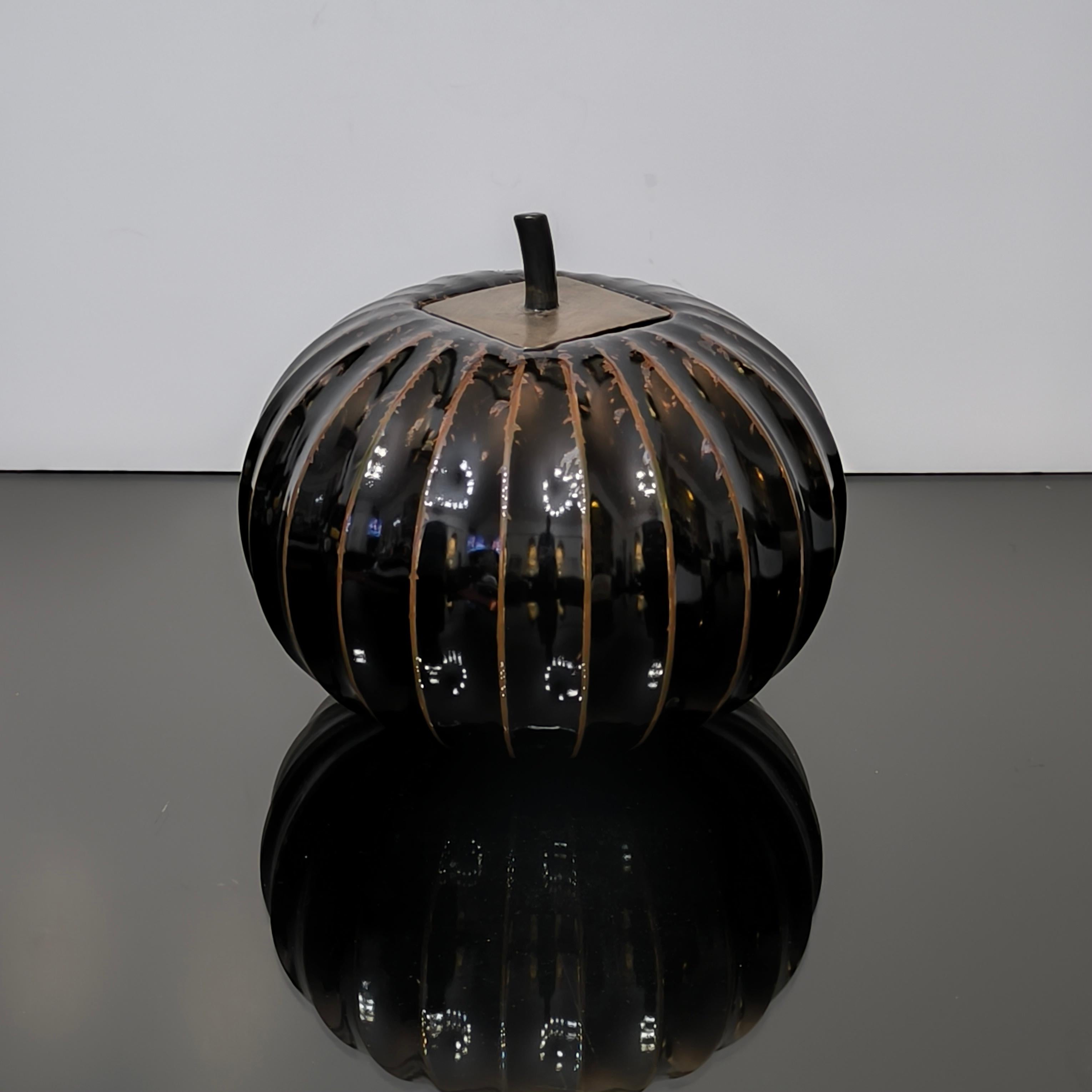 Ein seltener und schön gearbeiteter Steingutkürbis des bekannten schwedischen Designers Paul Hoff, der 1989 von Gustavsberg hergestellt wurde. 
Dieses auffällige Stück stammt aus einer limitierten Auflage von nur 150 Exemplaren und zeigt Hoffs