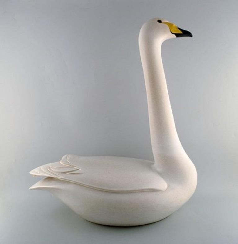 Paul Hoff for Gustavsberg. Rare colossal swan in glazed ceramics. Dated 1985.
Measures: 64 x 56 cm.
Signed and dated.