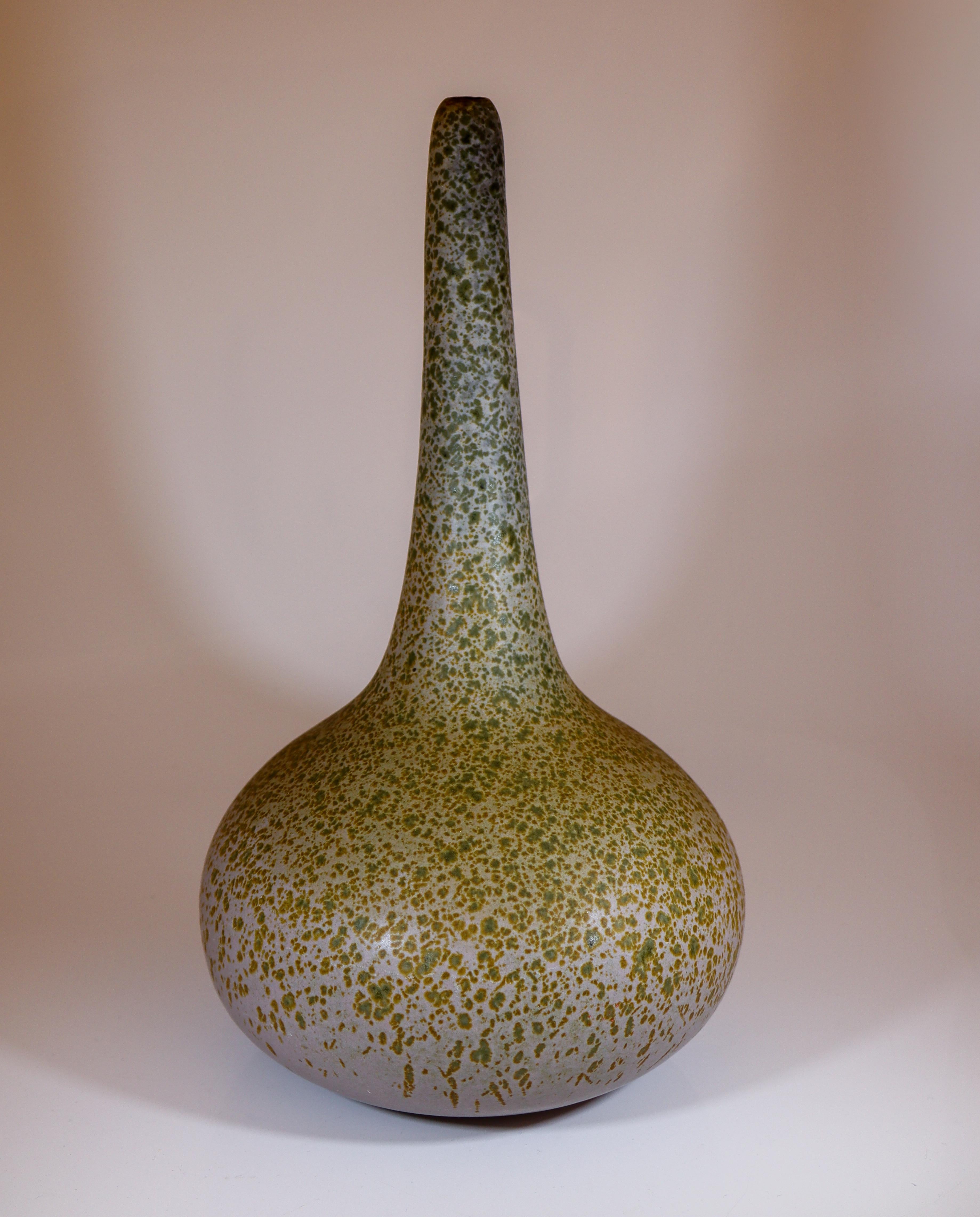 Paul Hoff for Gustavsberg Tall Speckled Glaze Vase, Sculptural Bottle Form In condizioni ottime in vendita a Stockholm, SE