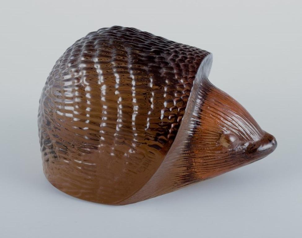 Paul Hoff per Kosta Boda e un artista del vetro svedese sconosciuto.
Due ricci in vetro artistico. Uno del WWF (World Wide Fund for Nature).
Vetro fumé e trasparente.
Dagli anni '70.
In perfette condizioni.
Il più grande: L 13,0 cm x L 9,0 cm x H