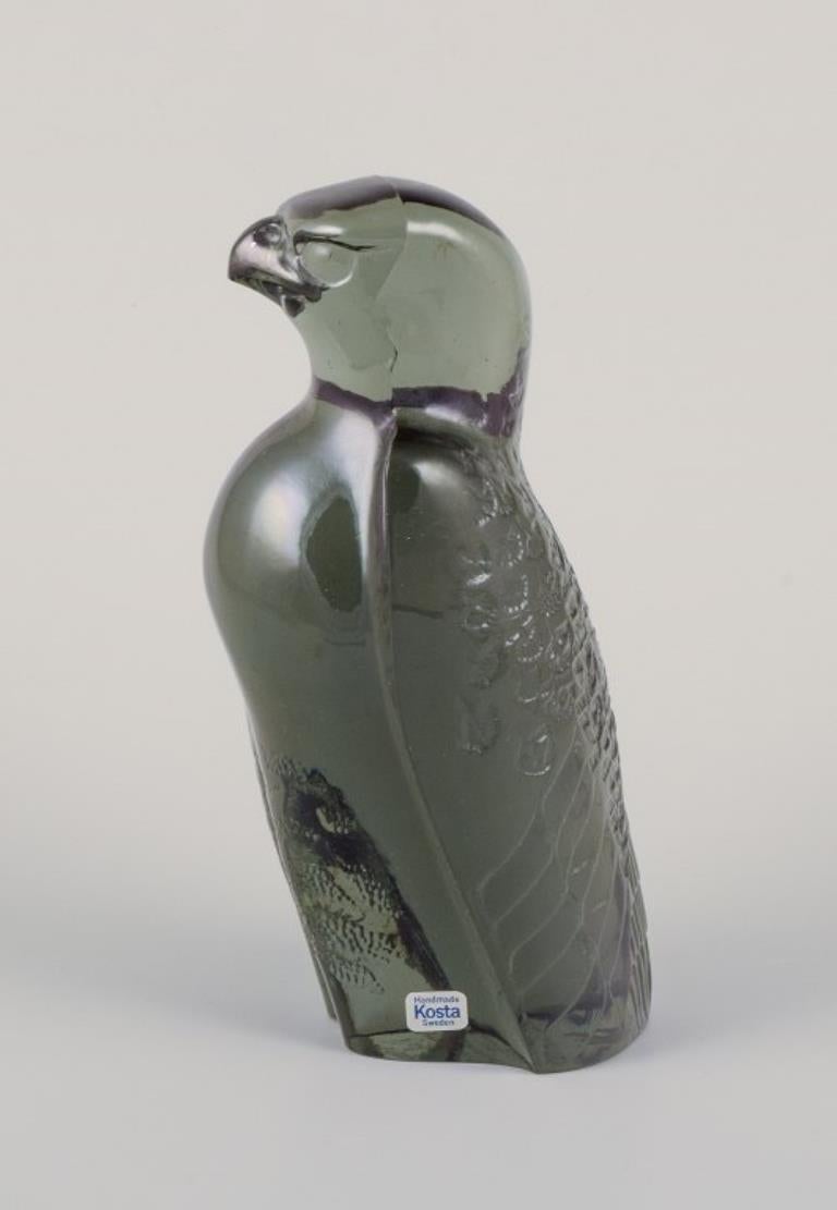 Paul Hoff for Kosta Boda. Figurine of a falcon in smoked glass. 1975. In Excellent Condition For Sale In Copenhagen, DK