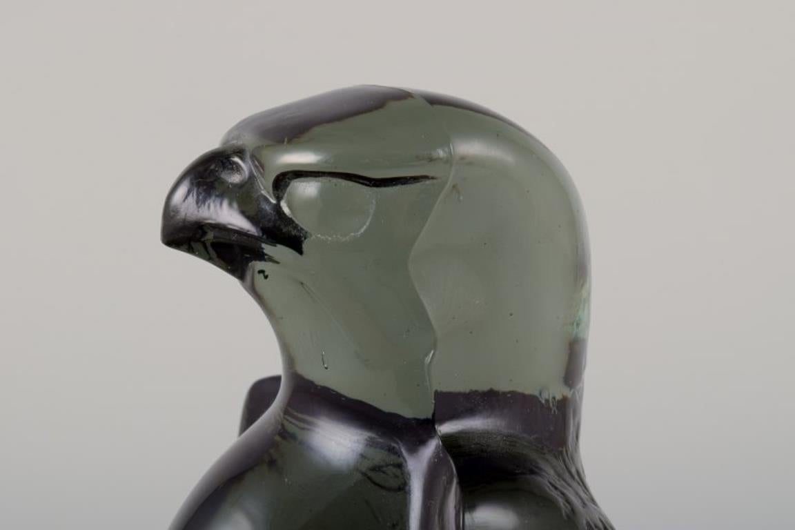 Paul Hoff for Kosta Boda. Figurine of a falcon in smoked glass. 1975. For Sale 1