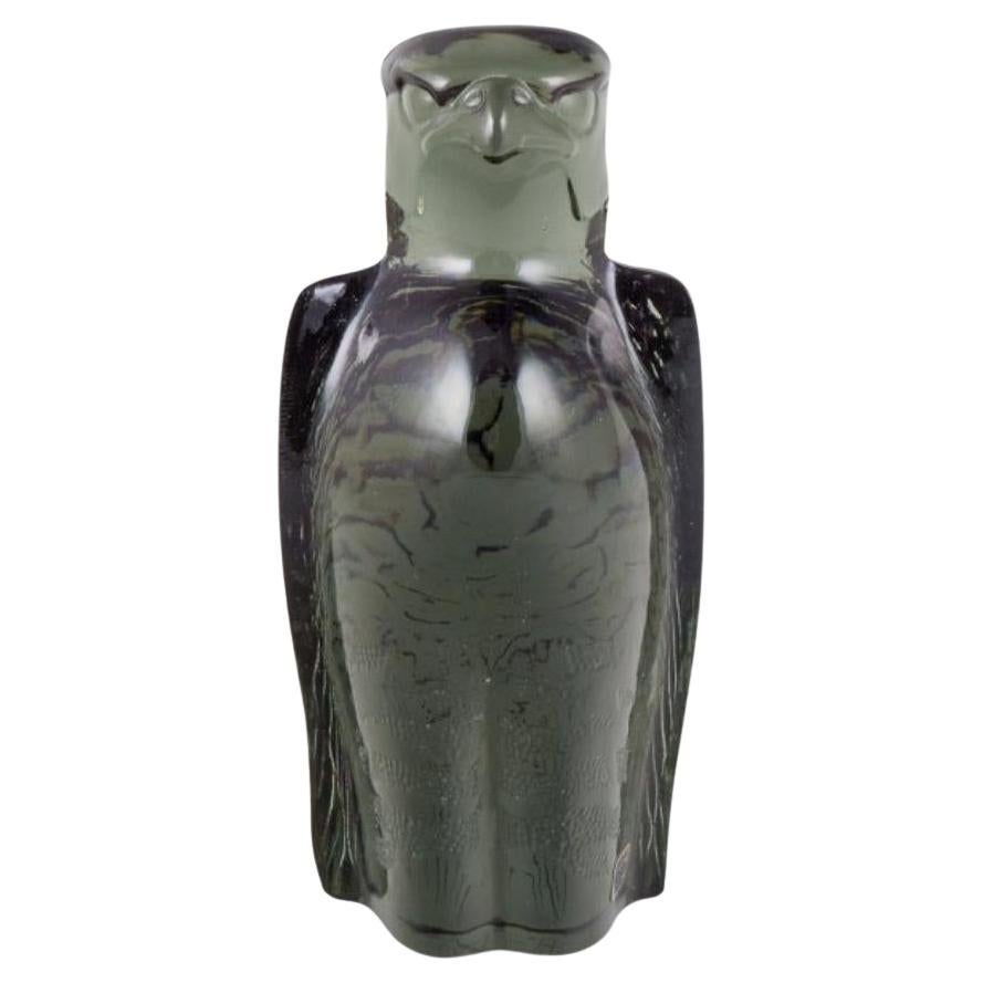 Paul Hoff for Kosta Boda. Figurine of a falcon in smoked glass. 1975. For Sale