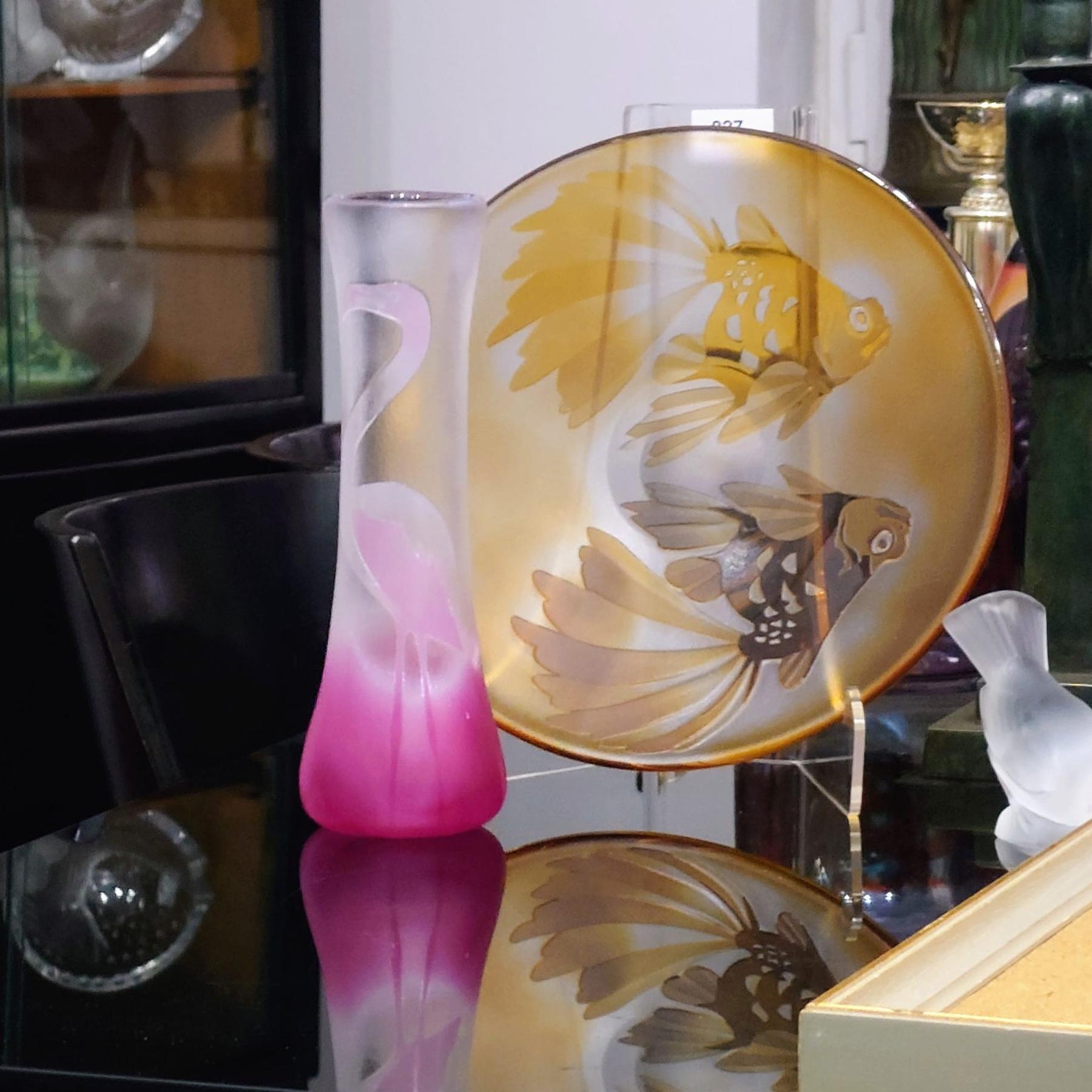 Paul Hoff for Kosta Boda Flamingo Vase, 1970. 
Magnifique vase en verre d'art décoré d'un flamant rose. Verre double couche, décor gravé.
Hauteur de 26 cm.
En très bon état.
Paul Hoff est un artiste suédois bien connu dans le domaine de la céramique