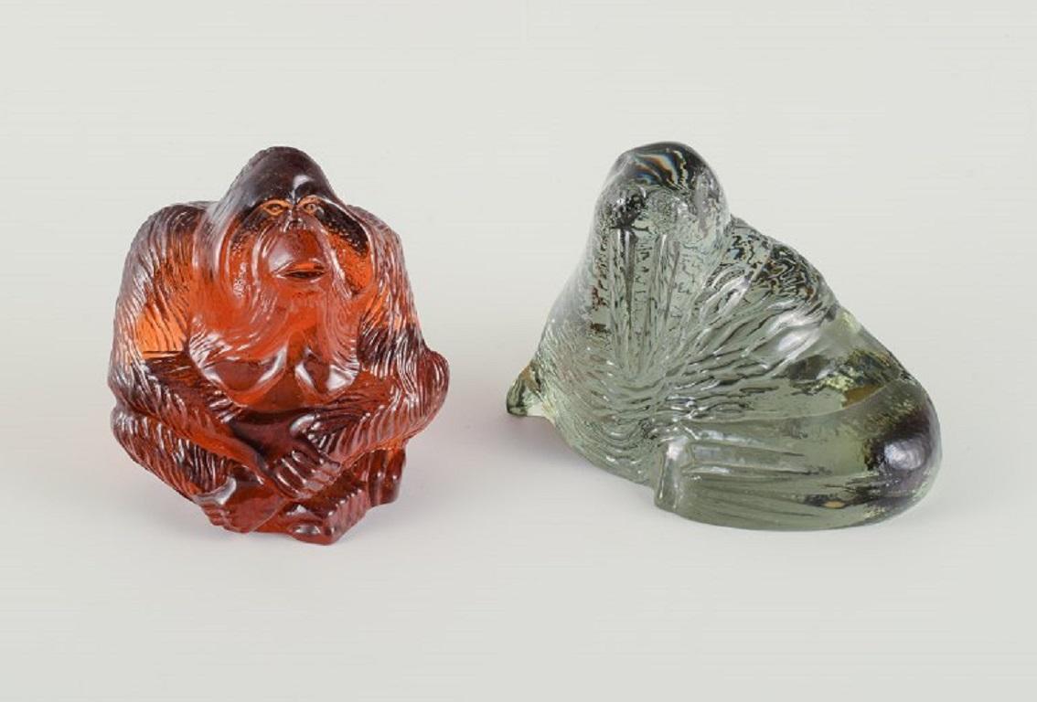 Paul Hoff per il vetro svedese.
Due figure a forma di orango e tricheco.
Progettato per il WWF.
Walrus (1977) misura L 13,5 cm. x H 10,5 cm.
Orangutan (1979) 10,0 cm. x 10,0 cm.
In perfette condizioni.
Il timbro.

